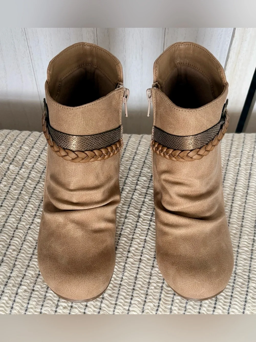 Blowfish Malibu Kids Beezee-K Wedge Booties Tan Size 2.5 New in Box